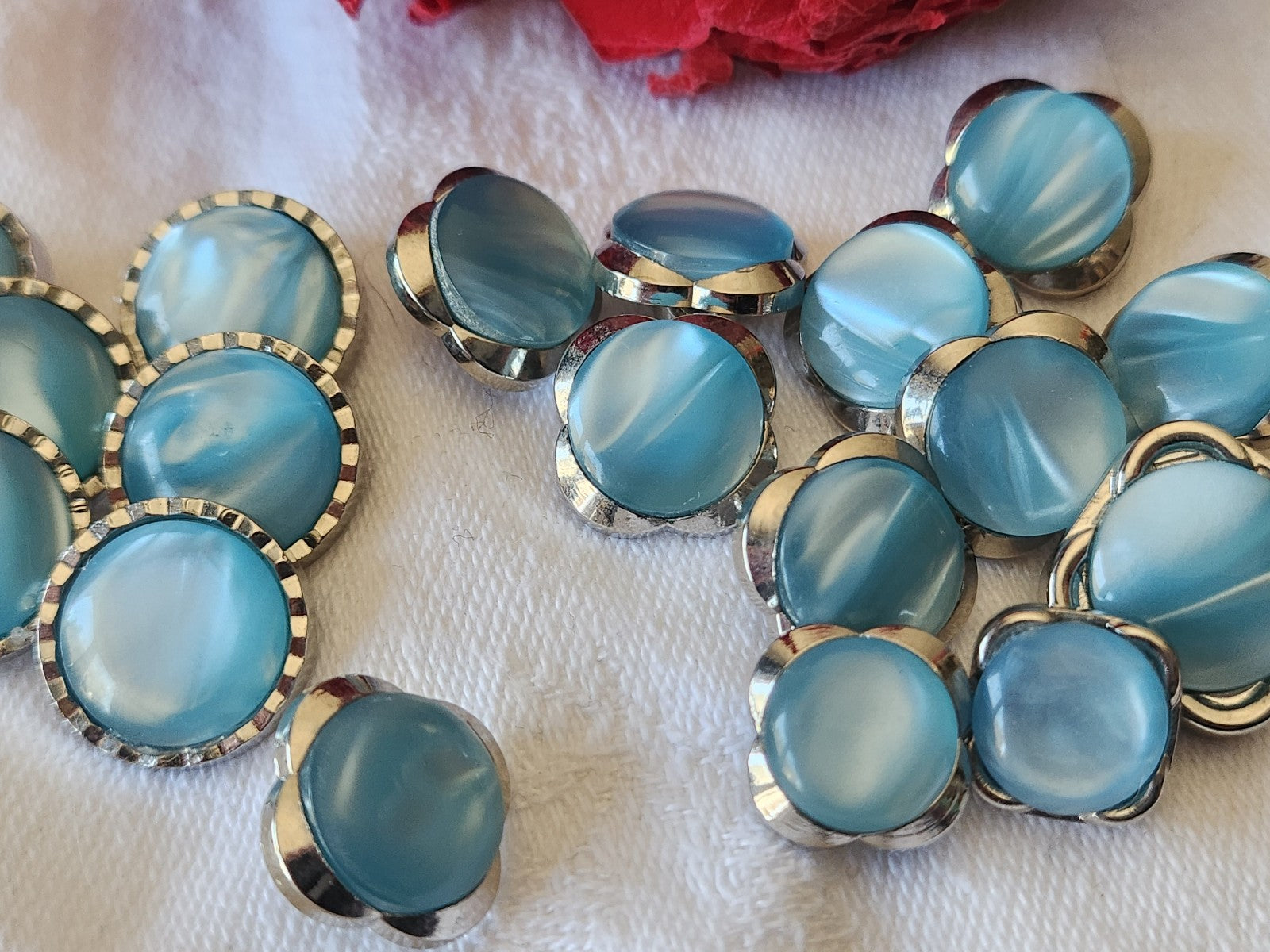 Lot 18 boutons vintage acrylique argenté bleu panaché 1,1 à 1,5 cm ref 3398