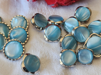Lot 18 boutons vintage acrylique argenté bleu panaché 1,1 à 1,5 cm ref 3398