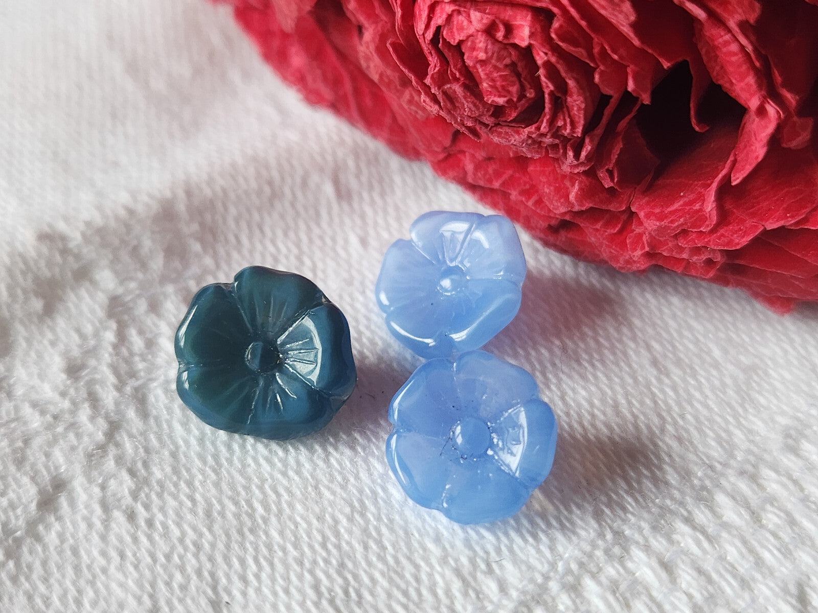 Trio minuscules boutons anciens en verre bleu 0,9 cm G17A