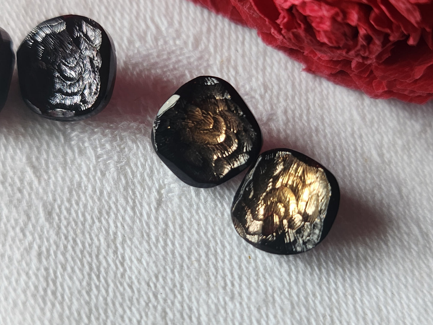 Lot 4 mini  boutons anciens en verre 0,9 cm sur 1 cm G12E