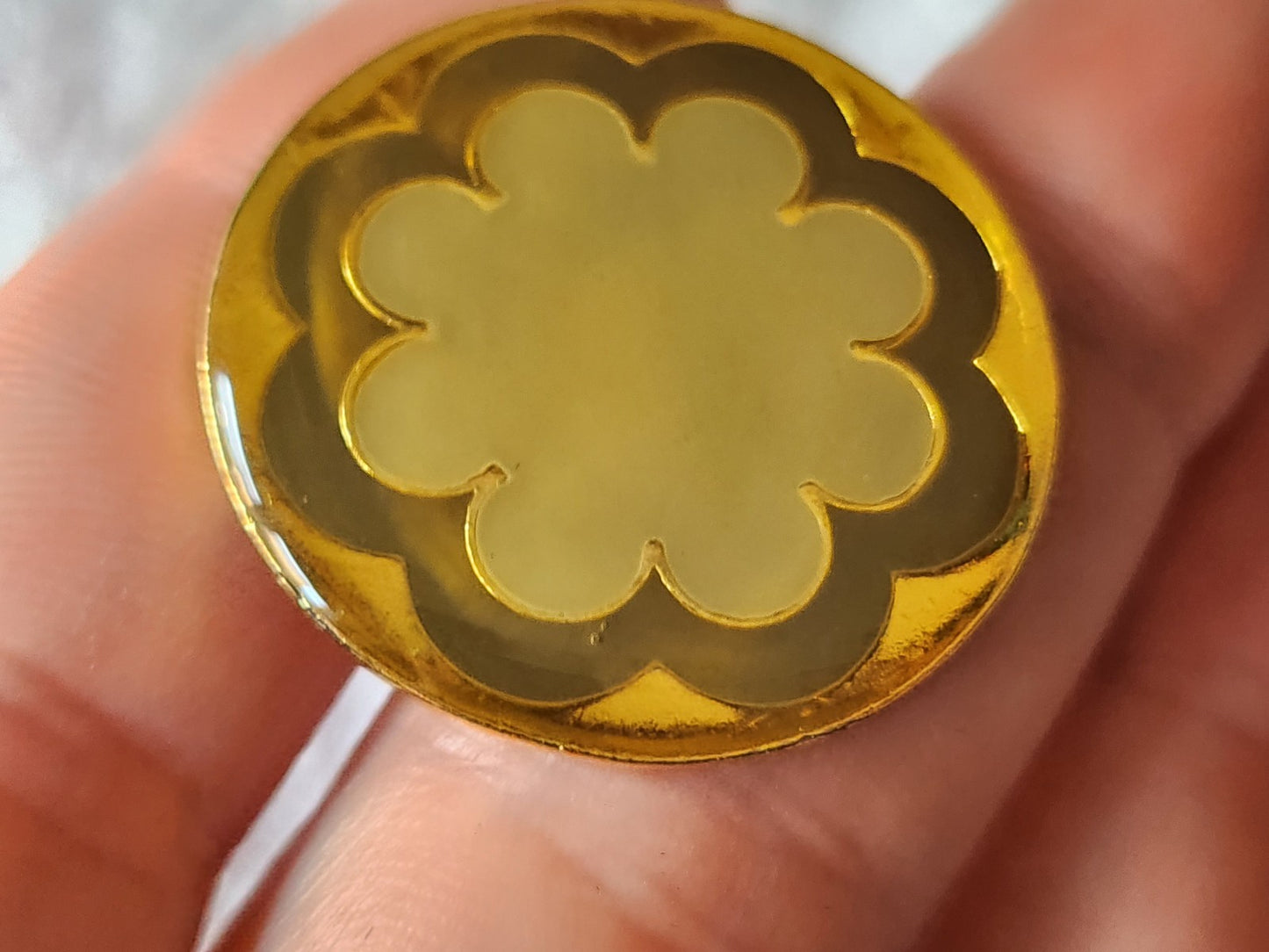 Gros bouton vintage en métal motif vert doré 3,1 cm ref 2904