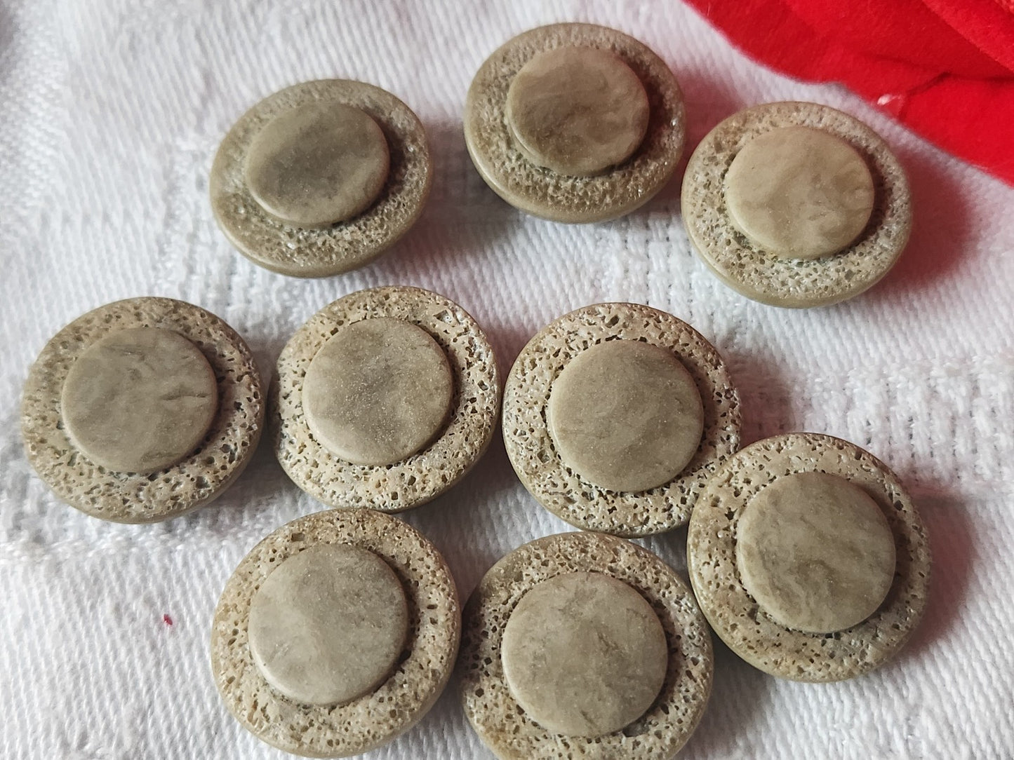 Lot 9  boutons vintage marron bord texturé 1,8 cm pied ref 5165