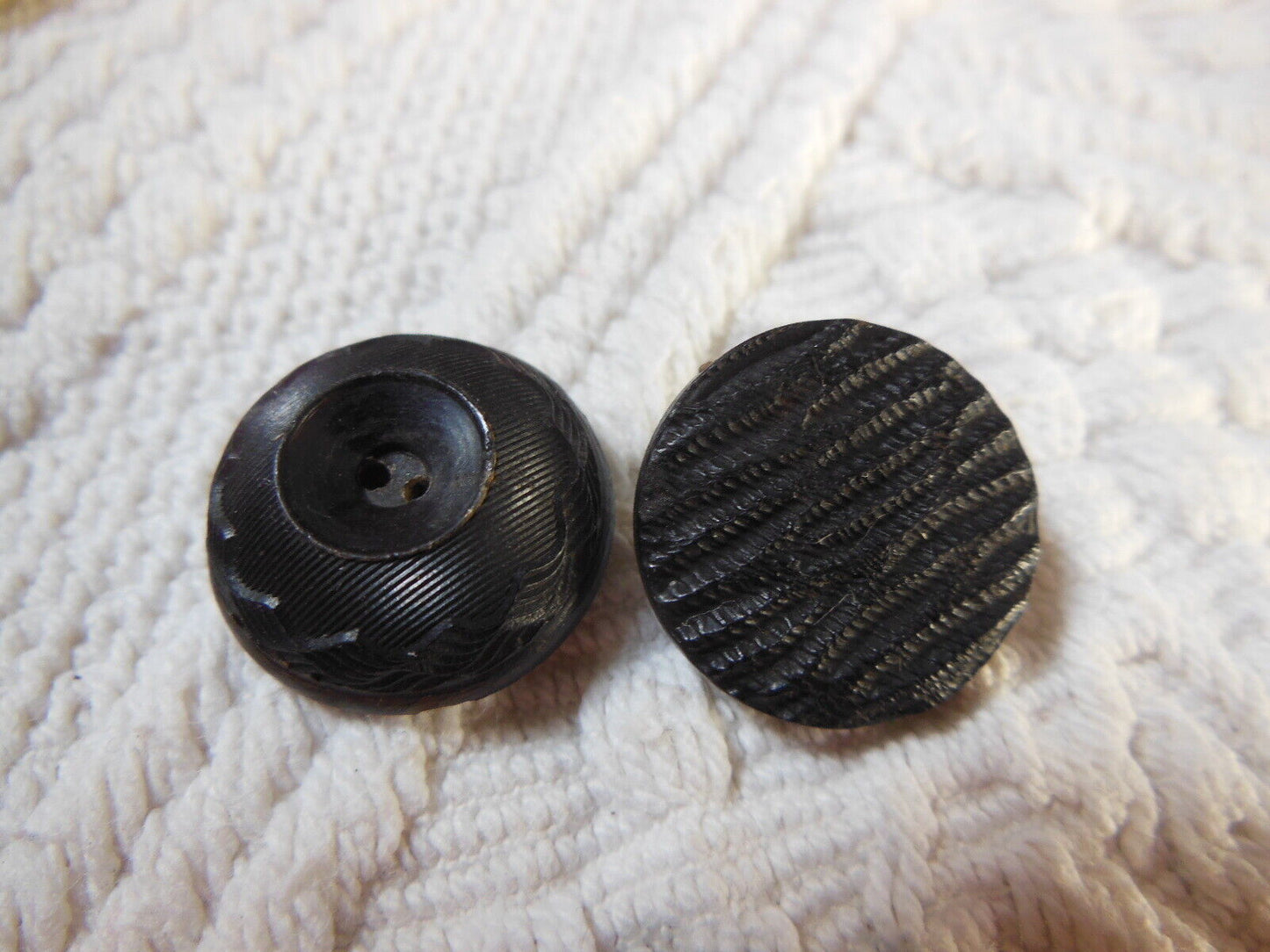 Lot 4 anciens boutons noir travaillé motif matière à définir  1,8 à 2 cm  D15N