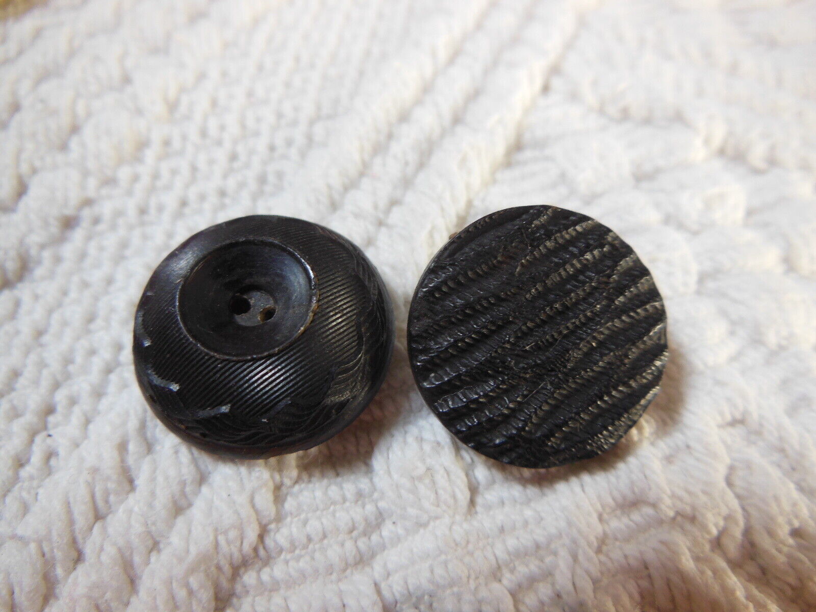 Lot 4 anciens boutons noir travaillé motif matière à définir  1,8 à 2 cm  D15N