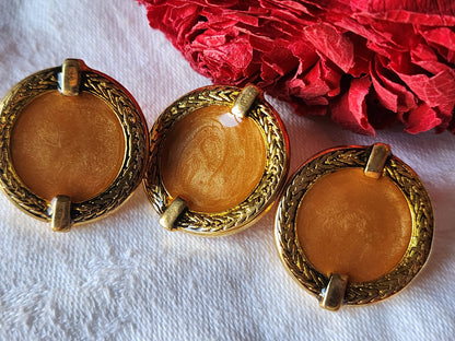 Trio boutons vintage en métal  coeur marron 2,5 sur 2,7 cm ref 5773