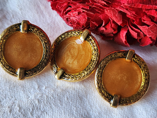 Trio boutons vintage en métal  coeur marron 2,5 sur 2,7 cm ref 5773