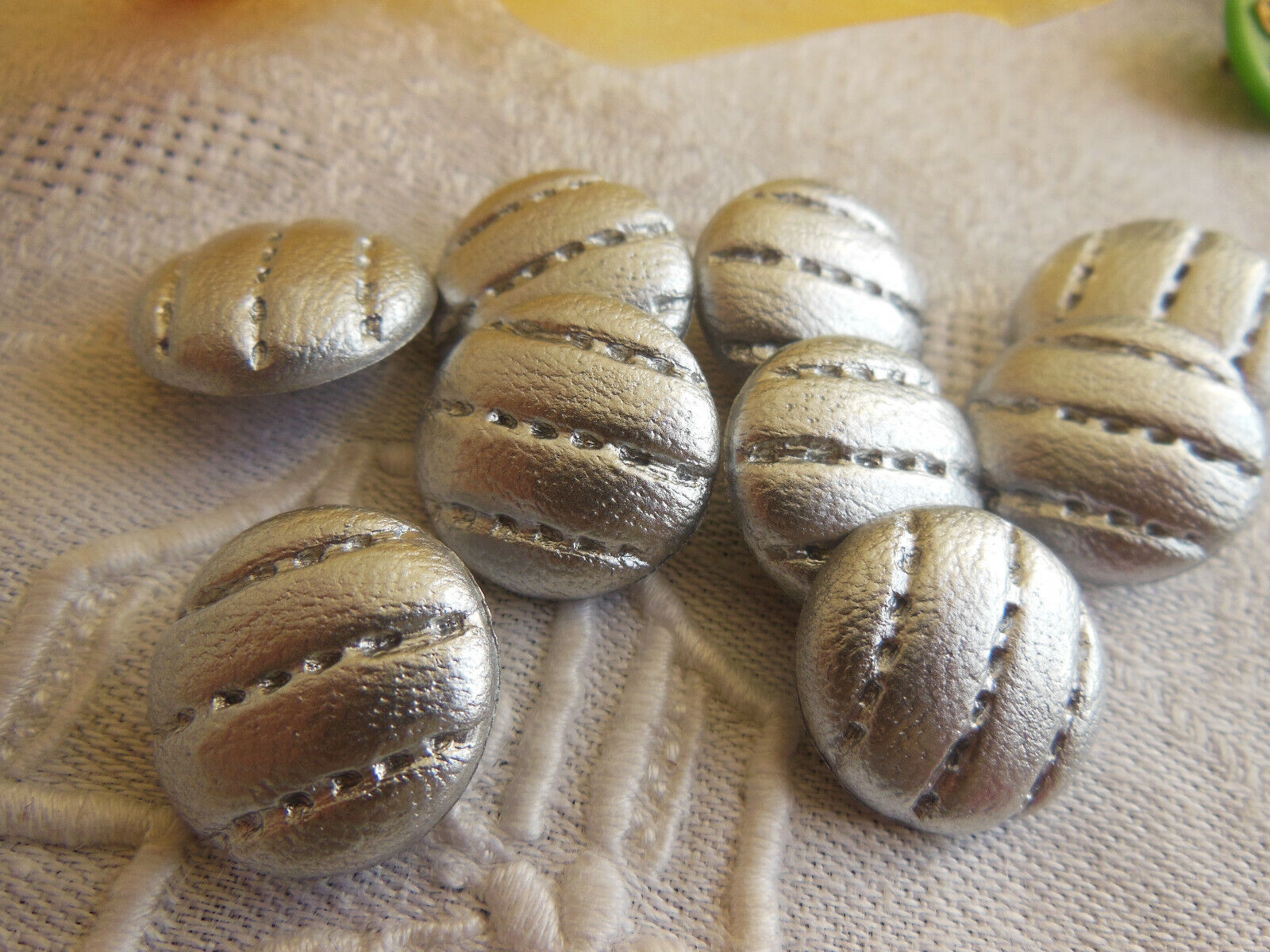 Lot 9 boutons argenté effet matelassé à pied gris diamètre 1,8 cm ref 4521