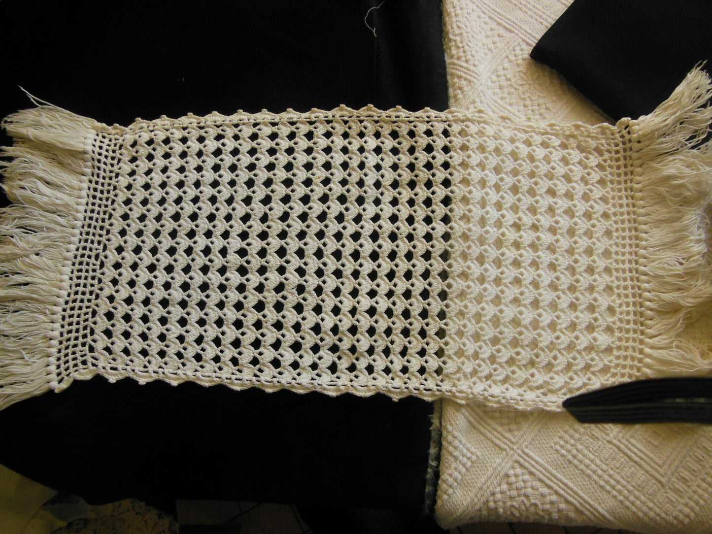 Napperon vintage crochet épais à franges à nettoyer 32 sur 74 cm B6-83
