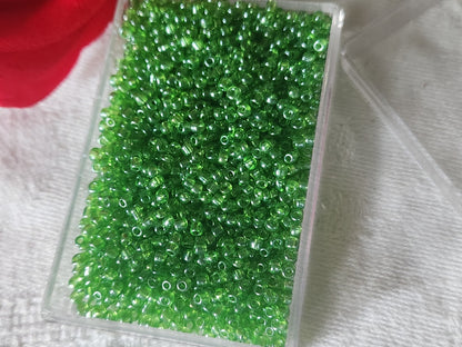 Lot environ 20 grammes de perles de rocaille verte n°16