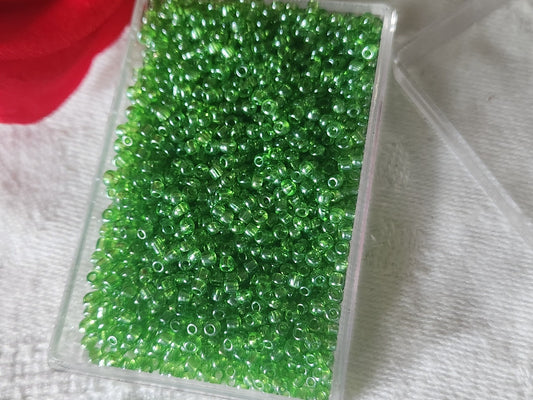 Lot environ 20 grammes de perles de rocaille verte n°16