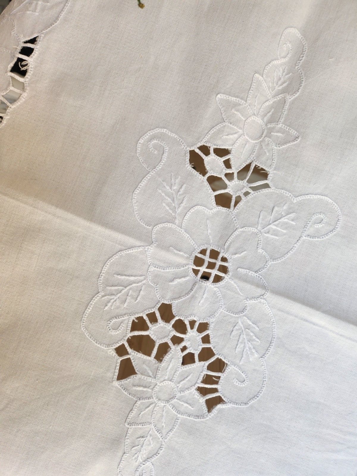 Grand napperon ancien ovale centre de table broderie 49,5 sur 88 cm B7