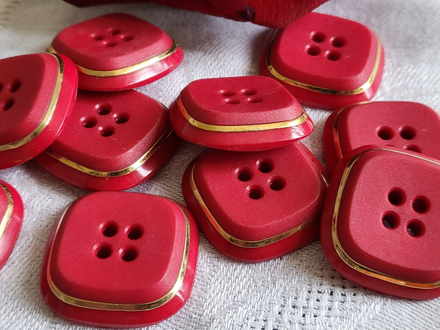 Lot 6 gros boutons vintage rouge doré à trous diamètre 2,6 cm  ref 5499