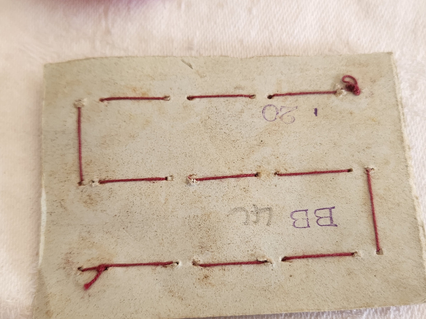 Rare petite plaque boutons anciens en nacre  1,2 cm  lot de 12 n°4L