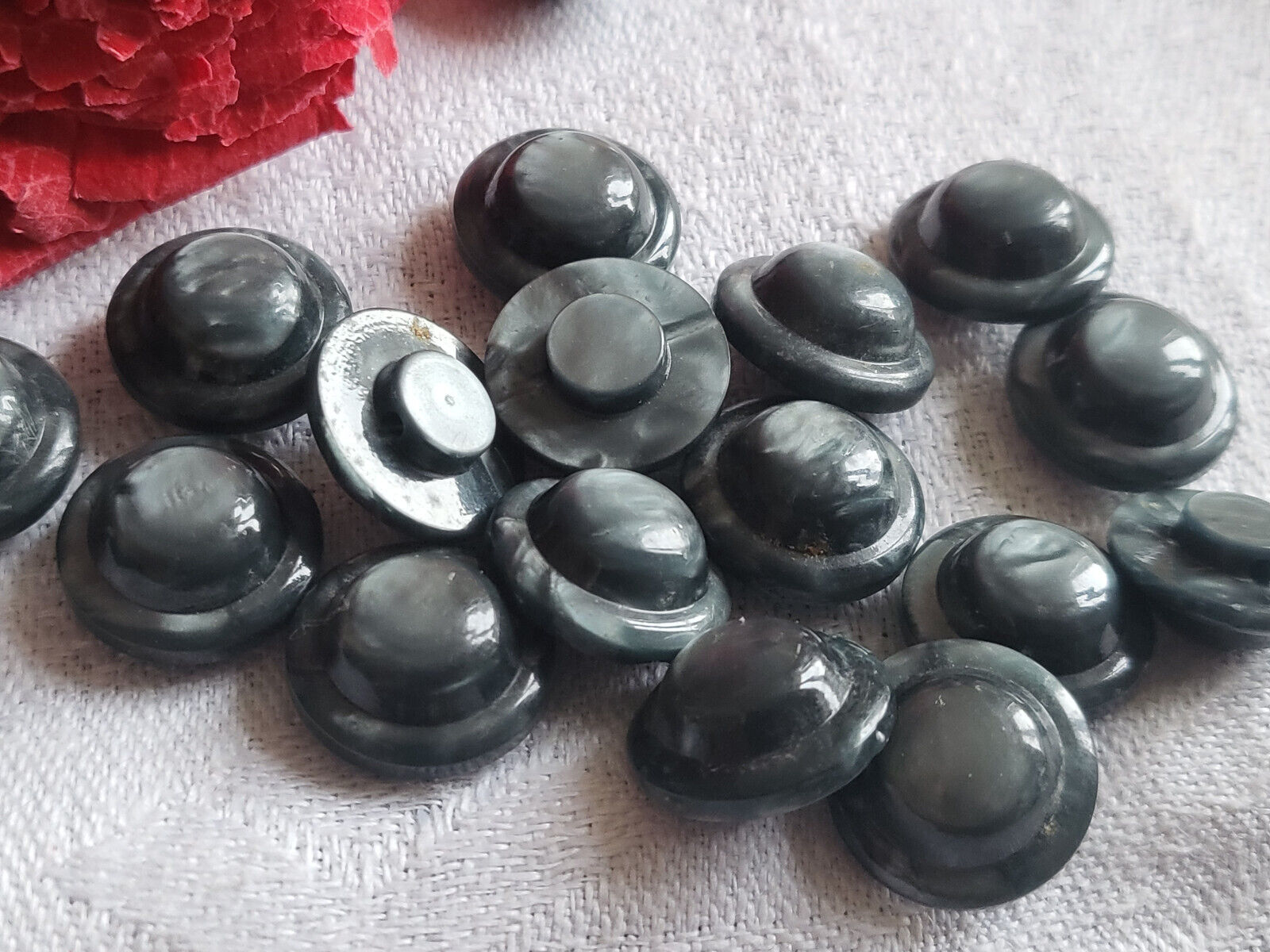 Lot 16 petits boutons vintage gris chine bombé à pied  1,3 cm ref 989