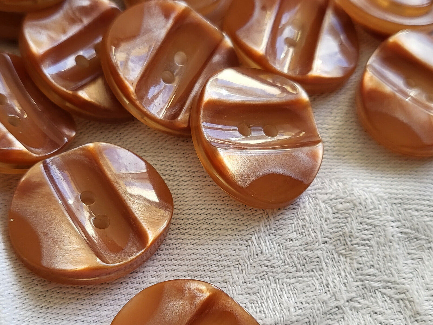 Lot 6 boutons marron nacré reflet 2,2 cm sur 1,9 cm ref 2440