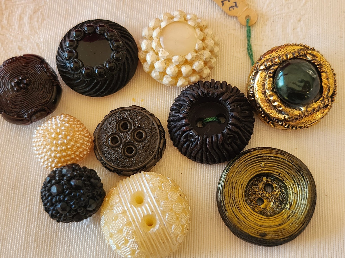 Lot 10 boutons vintage resine  panaché  1,4 à 2,5 cm ref 6686