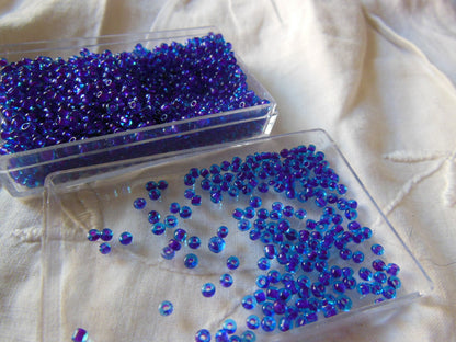 Lot environ 22  grammes de perles rocaille bicolore bleu violet n°11