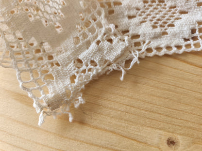 Dentelle large ancienne coton entre deux main 1 métre 15 sur 4 cm  T7