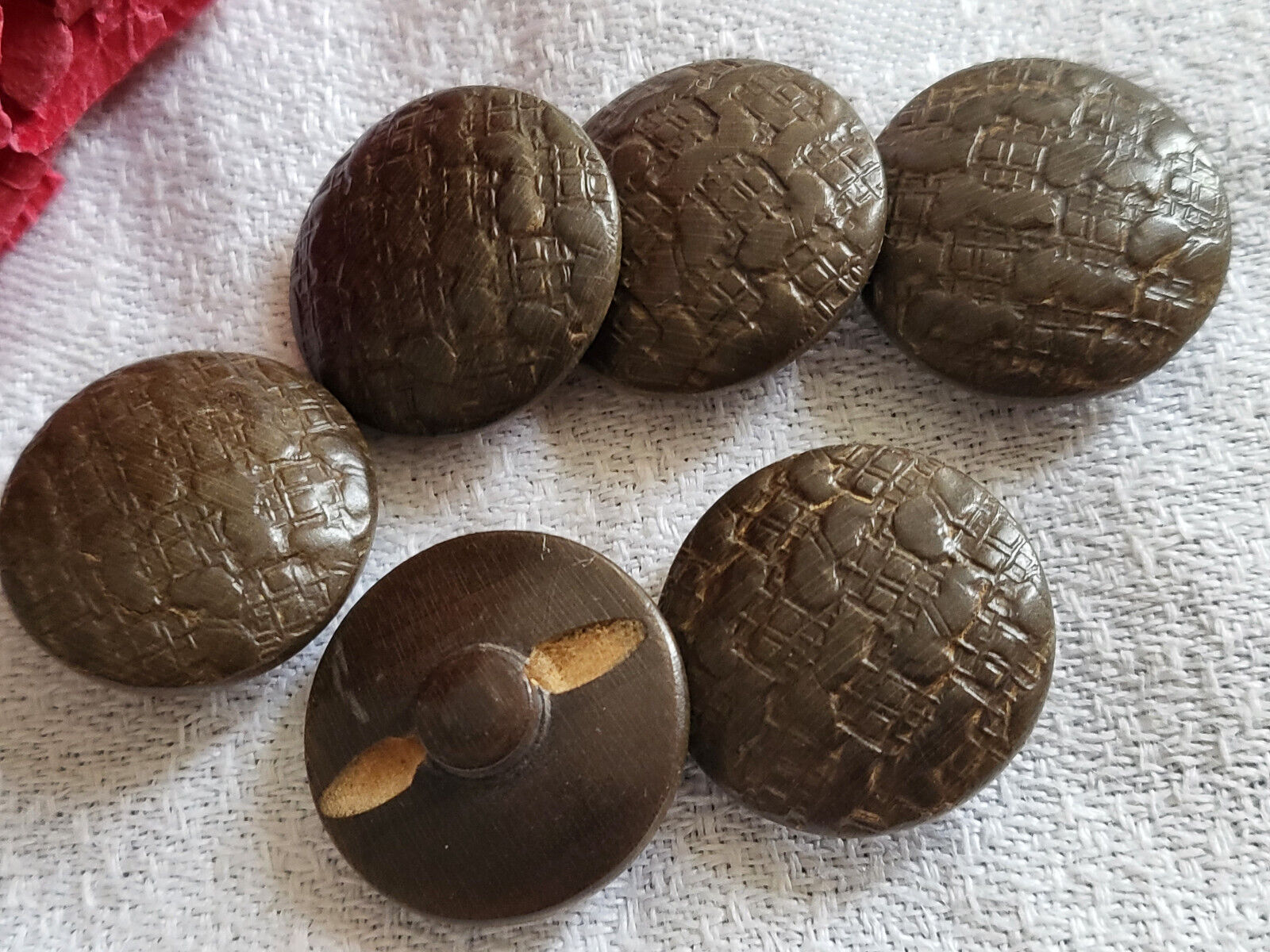 Lot 6 boutons anciens en bois alveole marron à pied 2 cm ref 2694