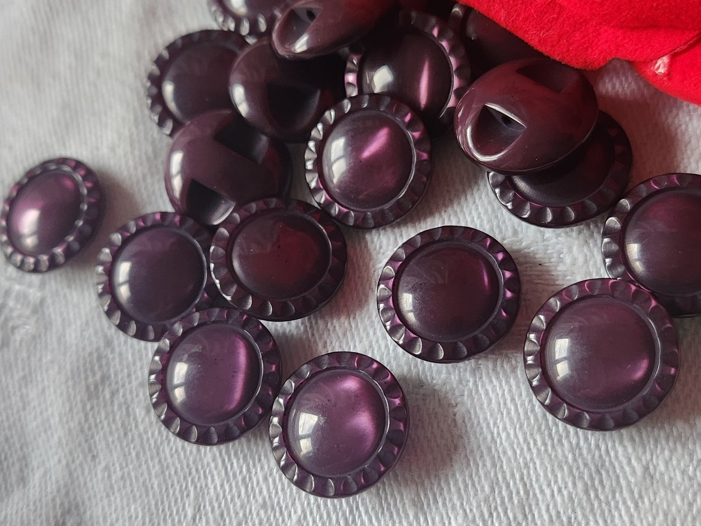 Lot  17 boutons vintage violet nacré lumineux travaillé pied 1,4 cm ref 5124