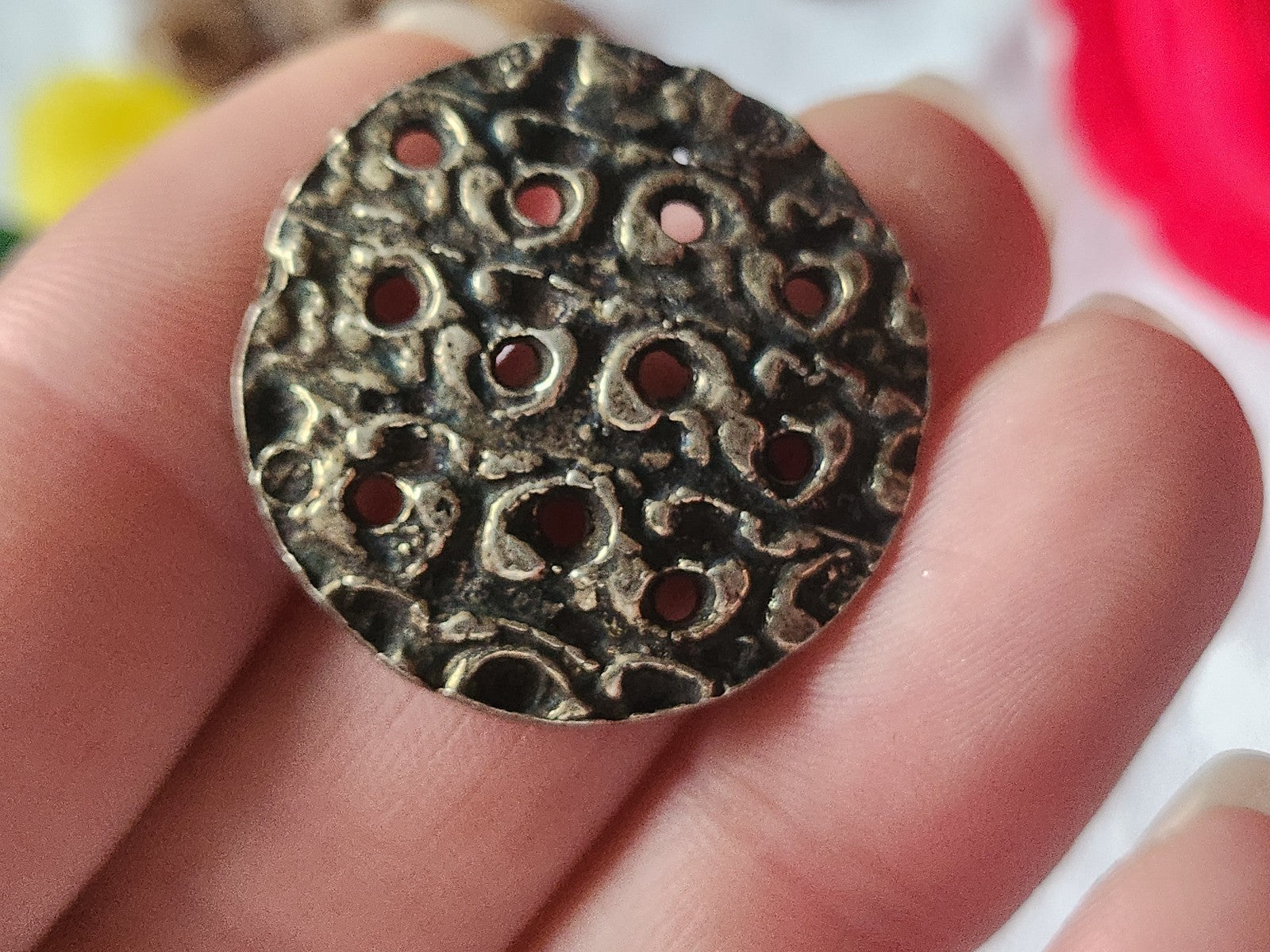 Superbe bouton vintage en métal ajouré 3 cm volume G13D