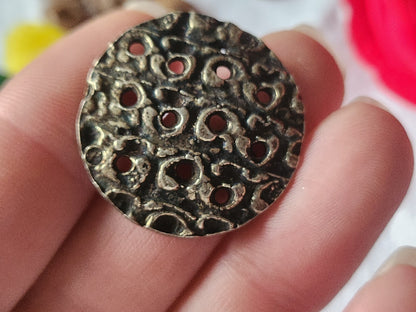 Superbe bouton vintage en métal ajouré 3 cm volume G13D