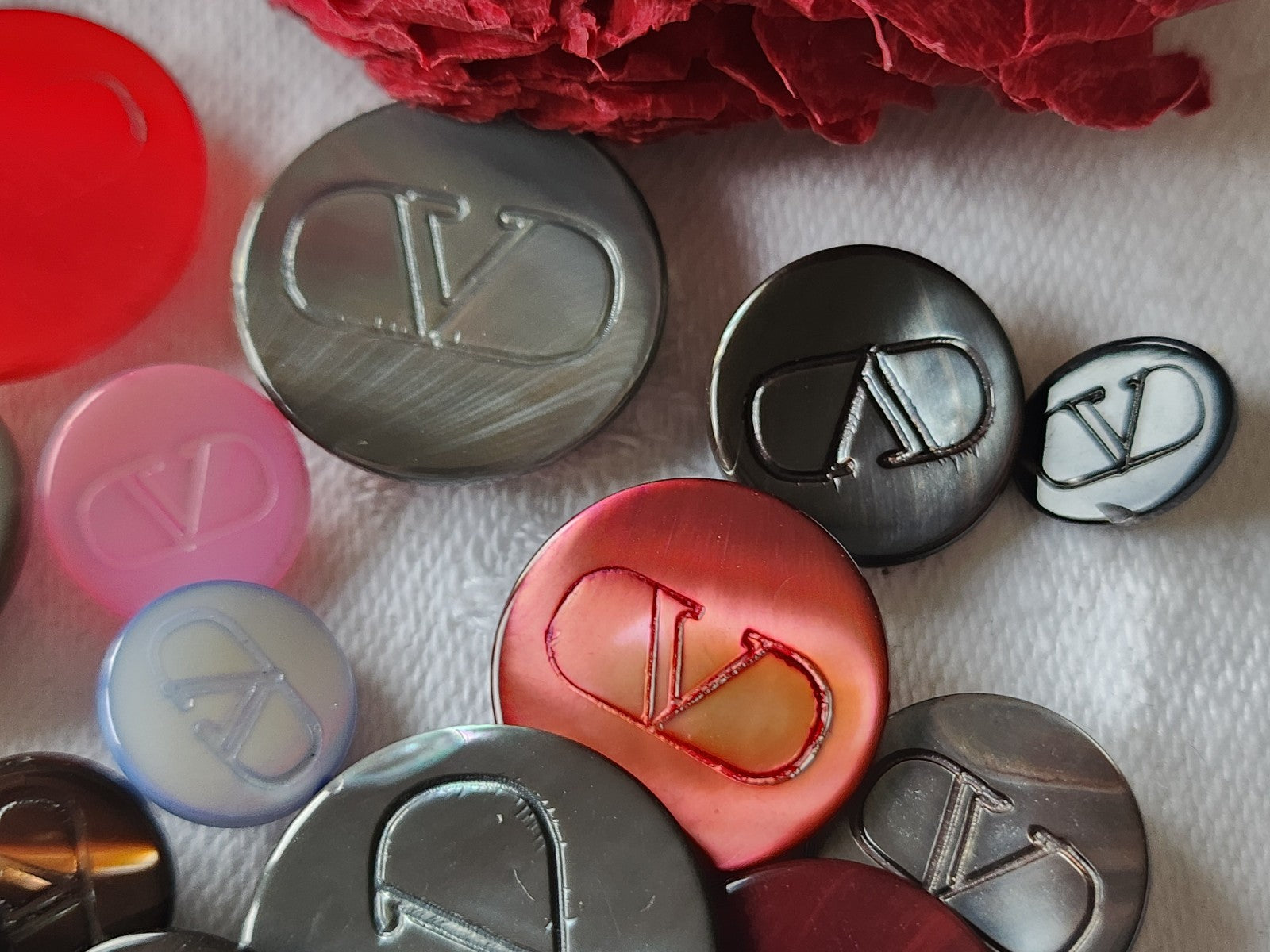 Lot 26 boutons vintage en nacre gris  valentino?  panaché 1,1 à 2 cm  ref 3670