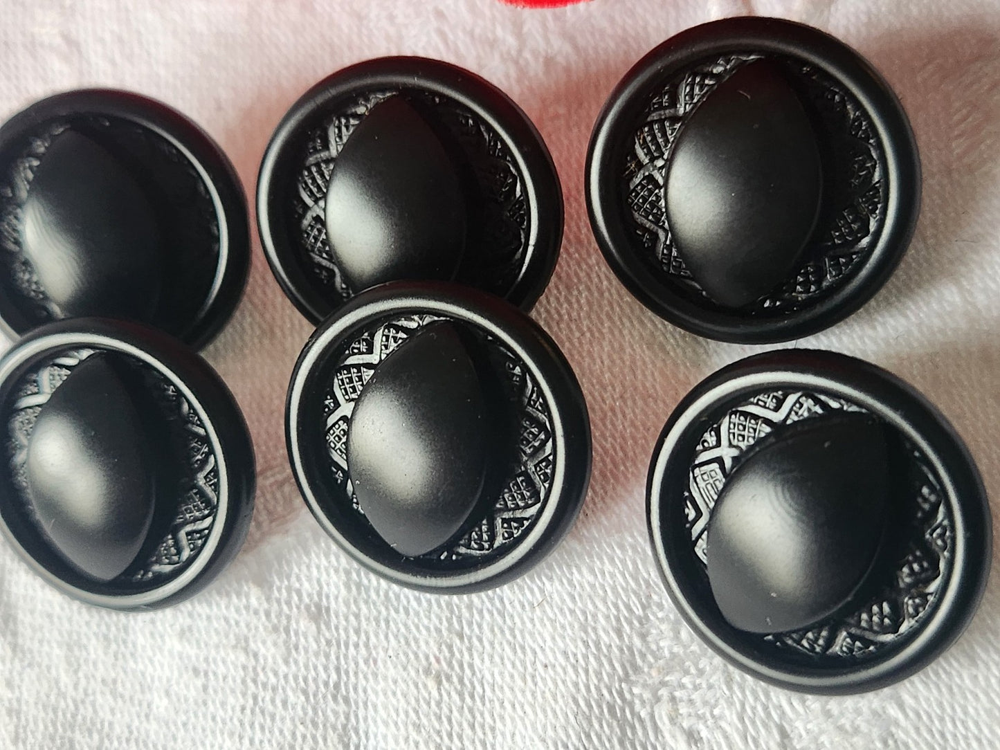 Lot 6 boutons ancien en verre noir élégant dessin fort relief 2,1 cm ref 1265