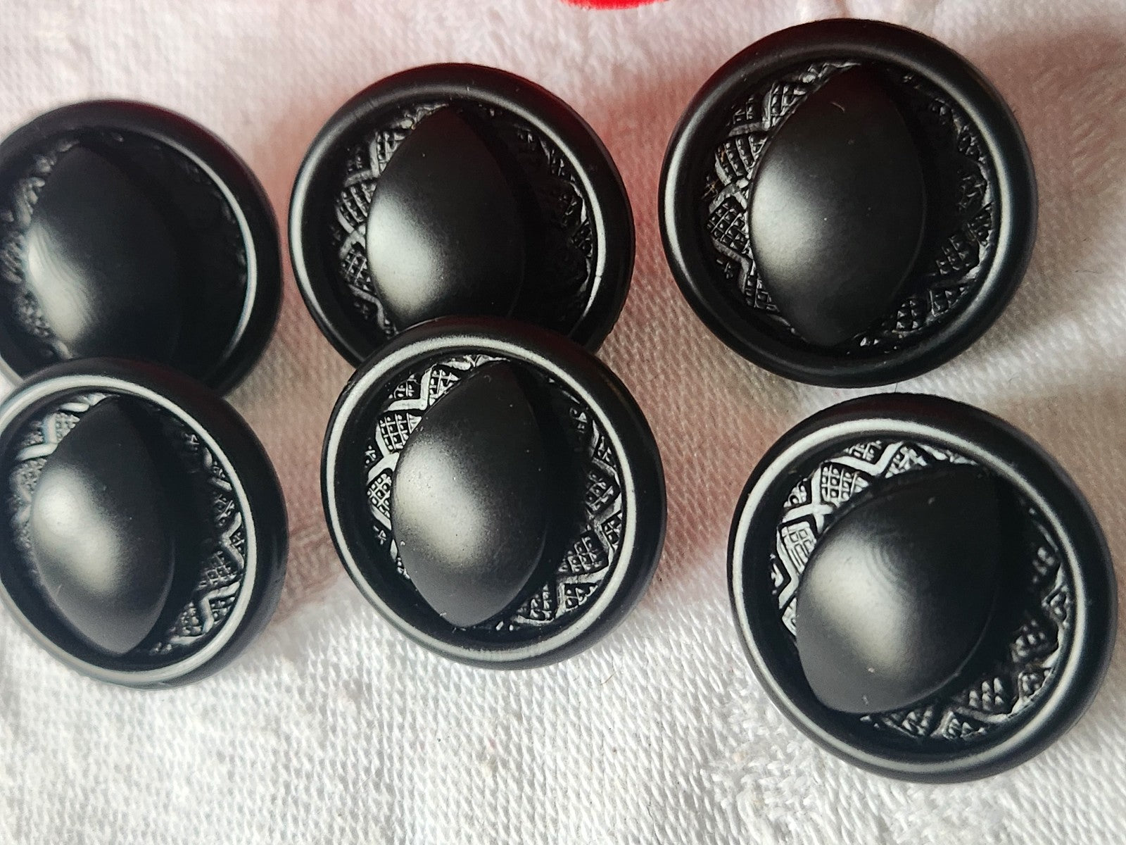 Lot 6 boutons ancien en verre noir élégant dessin fort relief 2,1 cm ref 1265