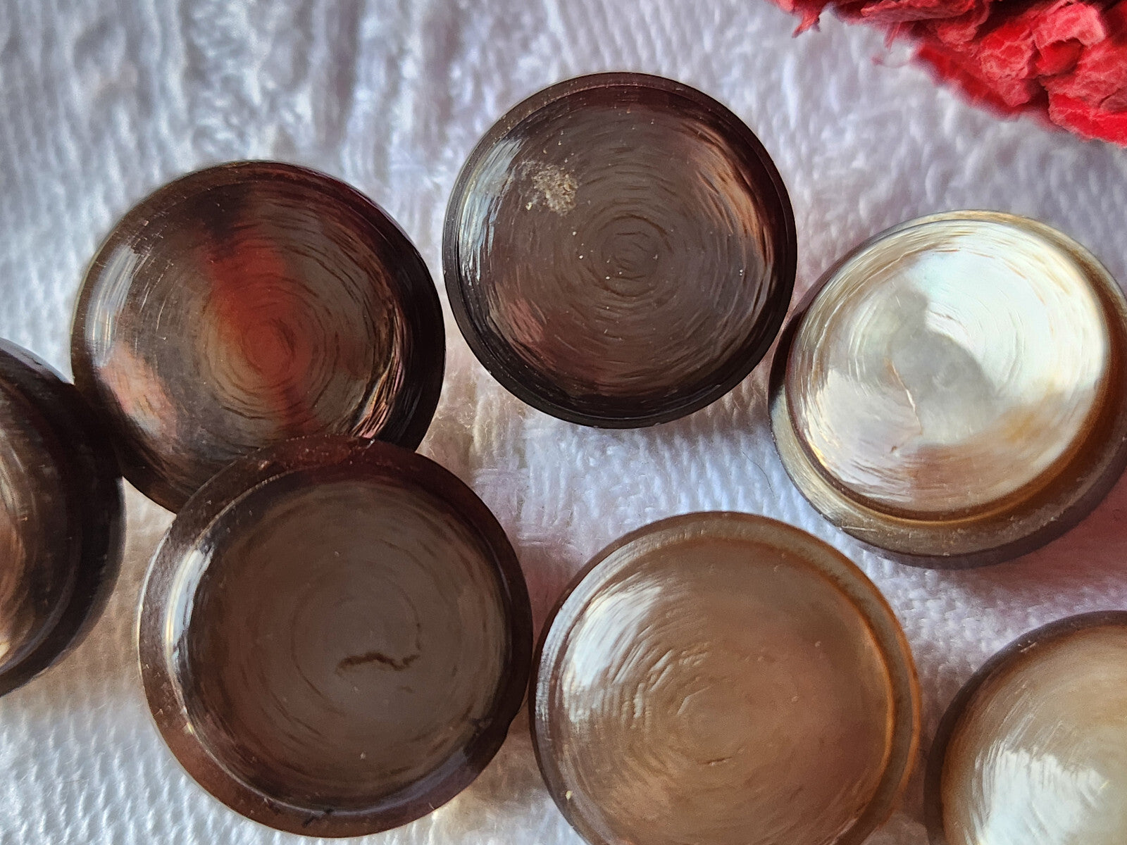 Panaché lot 7 boutons anciens en nacre marron à pied 1,4 cm ref 5856
