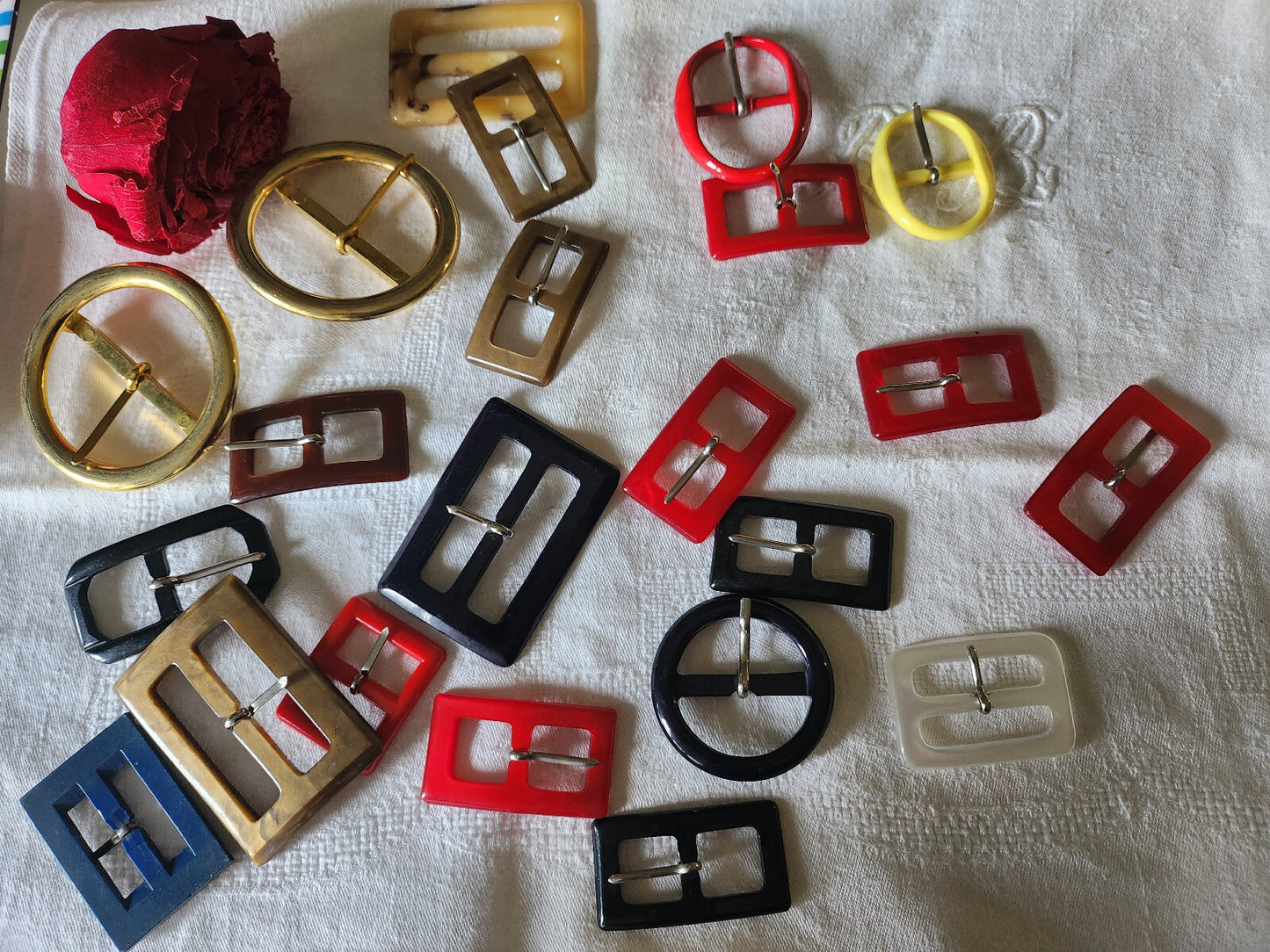 Lot de   85   boucles de ceinture anciennes vintage mode collection mercerie