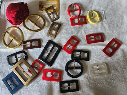 Lot de   85   boucles de ceinture anciennes vintage mode collection mercerie