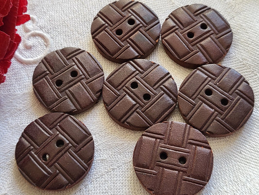 Lot 7 boutons vintage marron en bois chocolat à trous  2,3 cm ref 3256