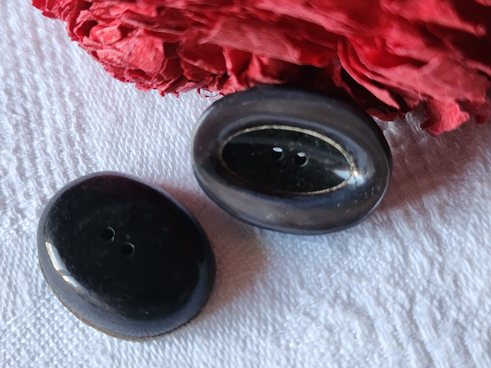 Collection duo boutons anciens nacre et resine  1,7 sur 2,2 cm D9T