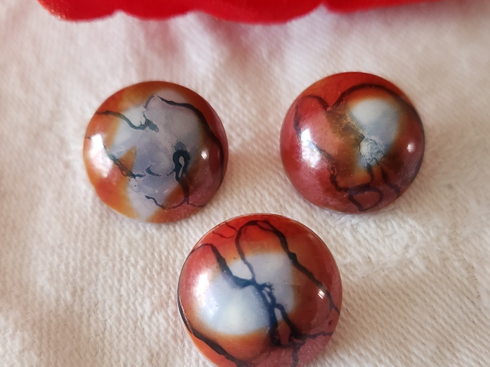 Trio  boutons vintage en verre rouge marbré 1,5 cm ancien G18B