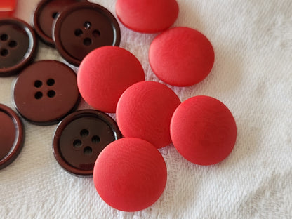Lot 19 boutons vintage rouge trois series trous 1,5 cm ref 5959