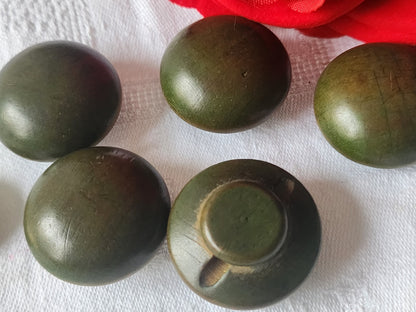 Lot 5 gros boutons anciens en bois vert bombé 2,9 cm ref 903