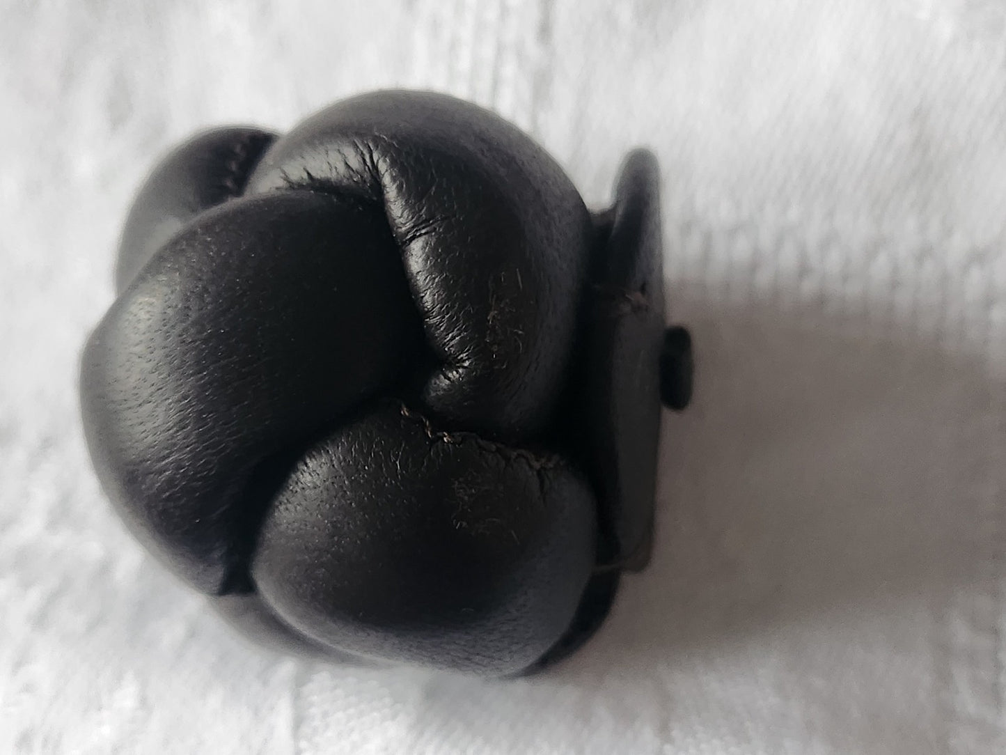 Gros bouton ancien en cuir 3,4 cm marron volume parurier collection ref 339