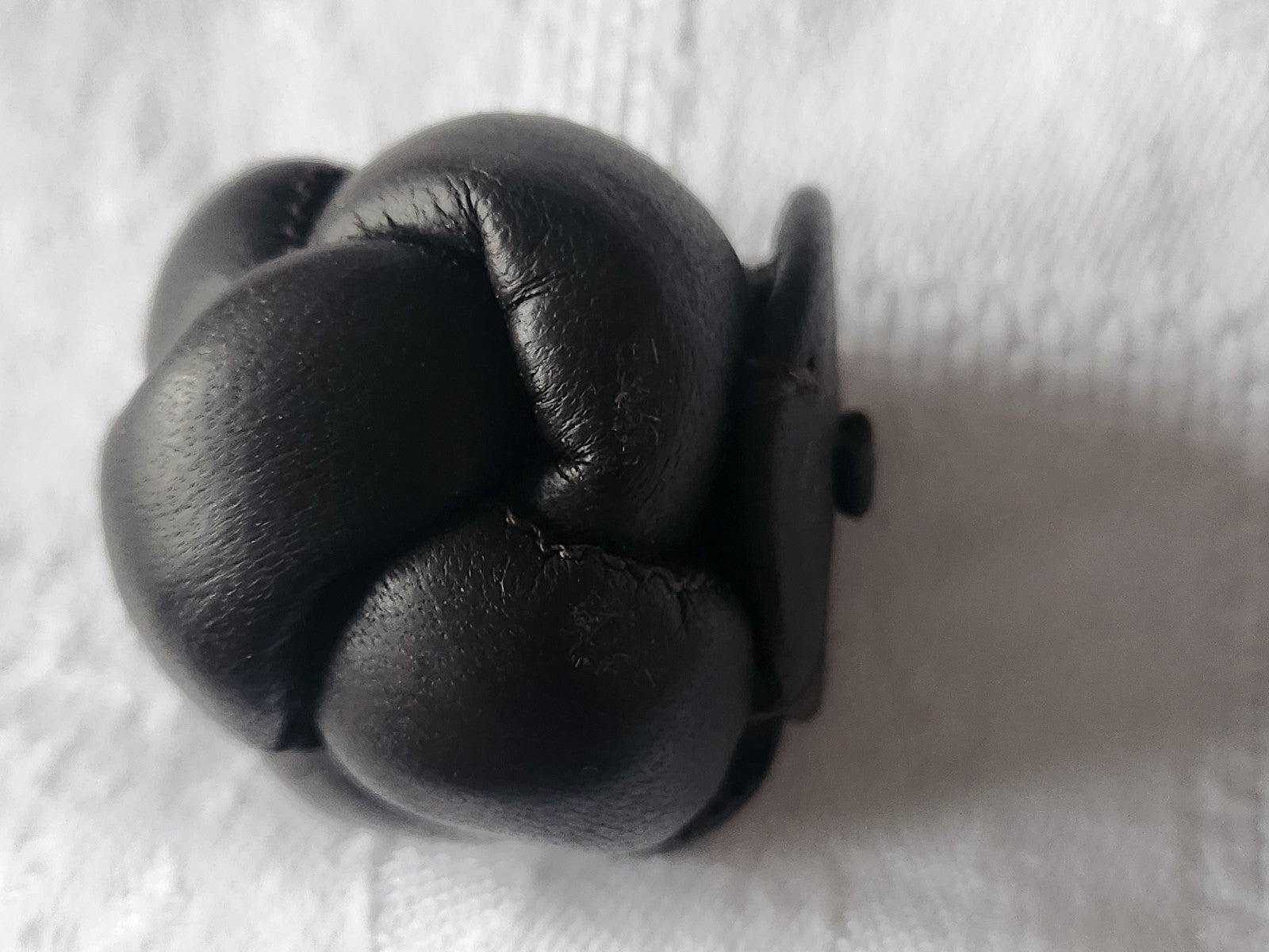 Gros bouton ancien en cuir 3,4 cm marron volume parurier collection ref 339