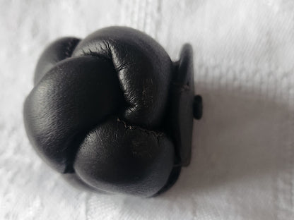 Gros bouton ancien en cuir 3,4 cm marron volume parurier collection ref 339