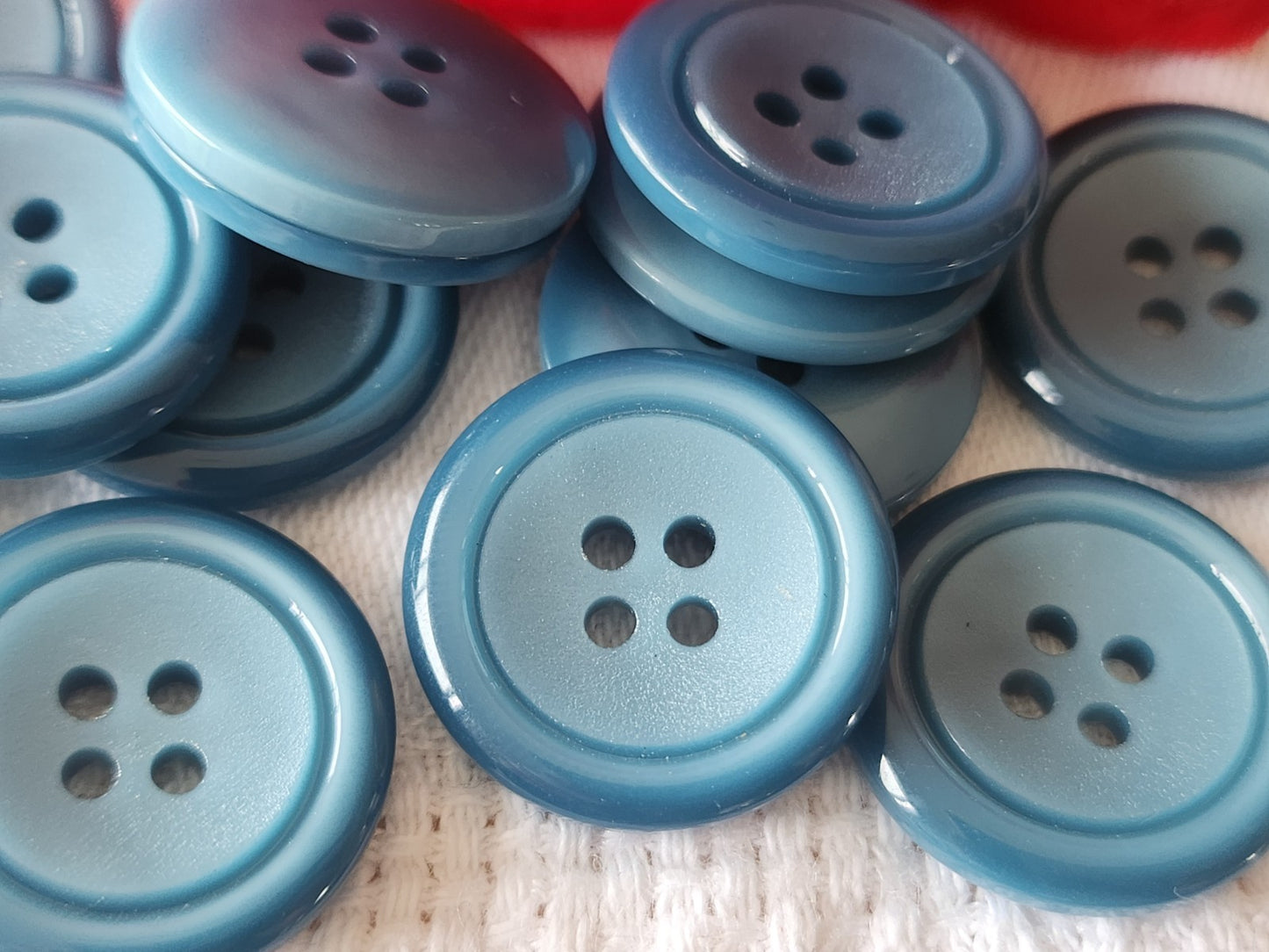 Lot 12 boutons vintage bleu 4 trous diamètre:  2 cm ref 3937
