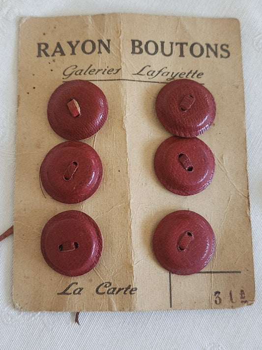 plaque lot 6 boutons anciens en cuir pouge galerie lafayette 2,5 cm