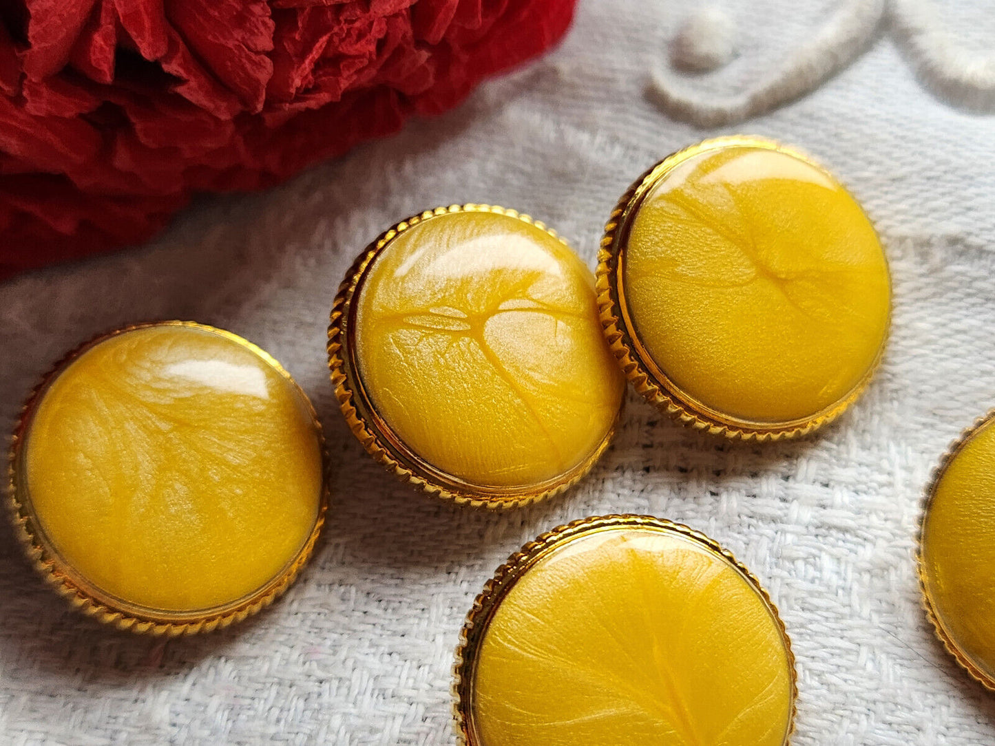 Lot 5 boutons vintage  métal doré jaune laiteux superbe qualité 1,8 cm ref 3288