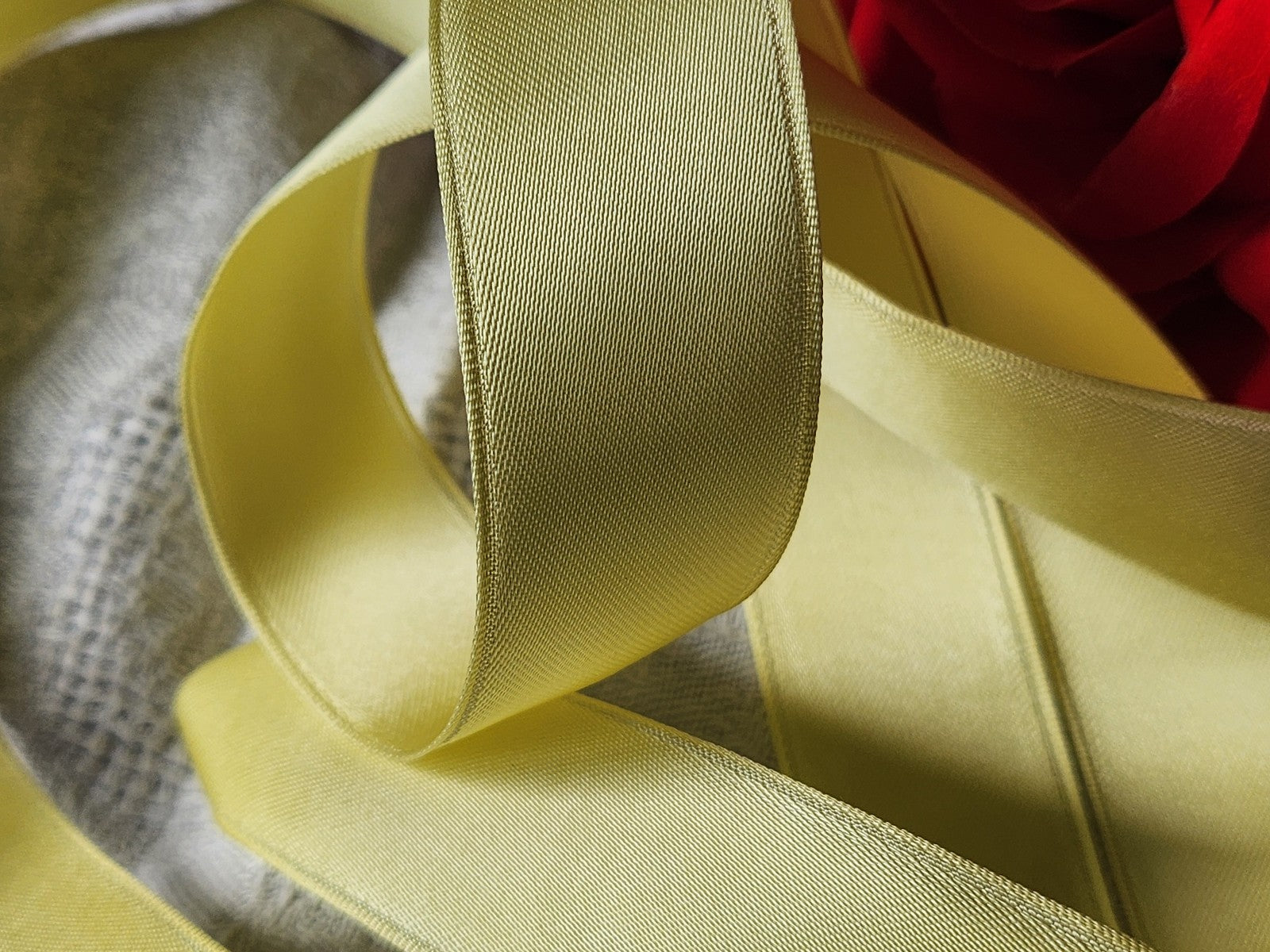 Ruban ancien rayonne vintage jaune 3 mètres sur 2,5 cm  B5 n°9