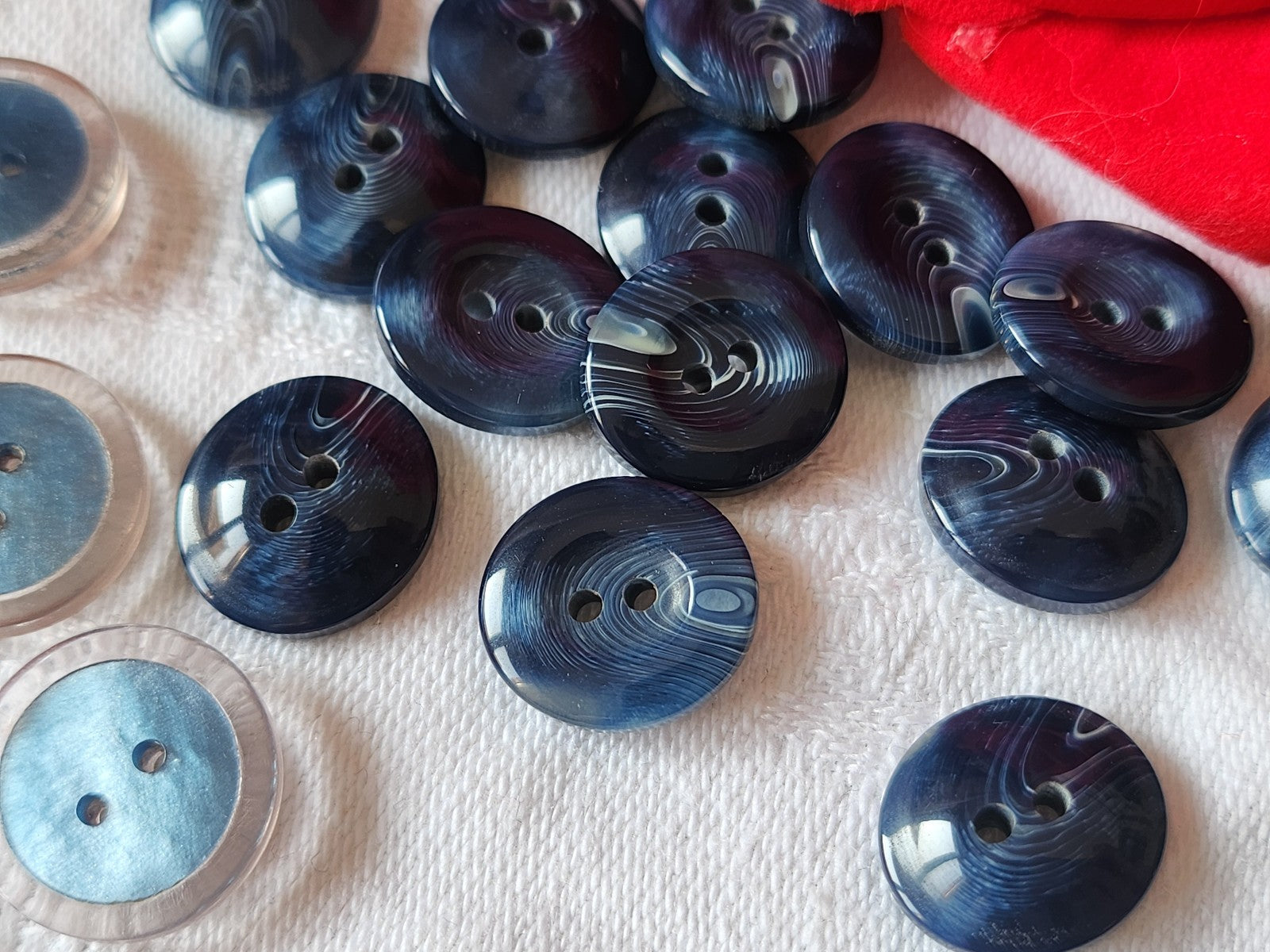 Lot 20 petits boutons vintage bleu trous 2 serie 1,3 sur 1,4 et 1,6 cm ref 1202