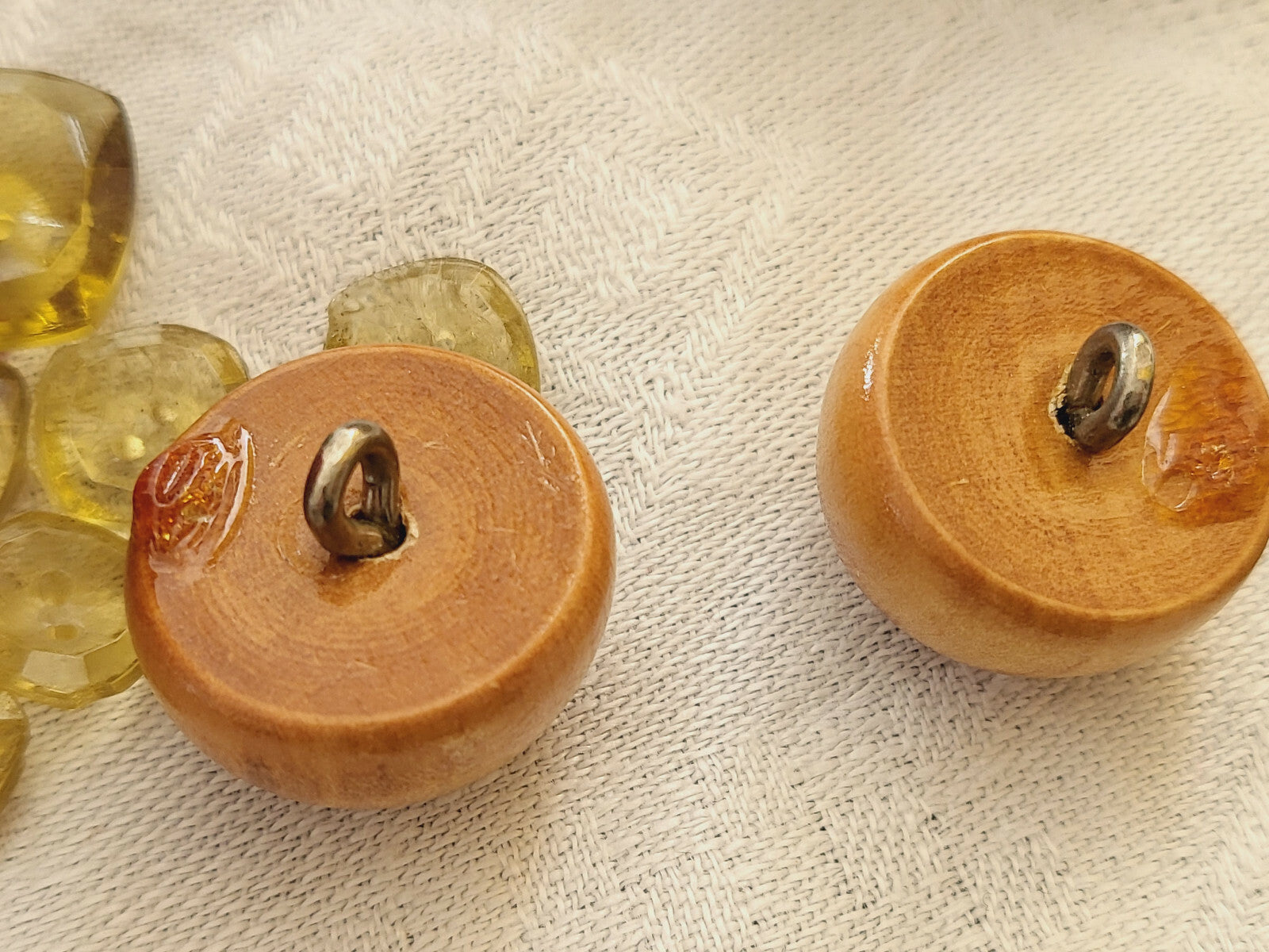 Duo boutons anciens en bois demi boule état neuf 2 cm à pied ref 183