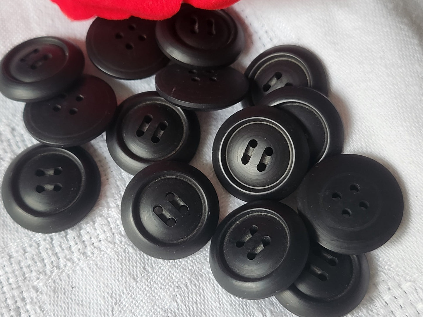 Lot 12 boutons vintage noir mat 2,1 cm trous ref 0087