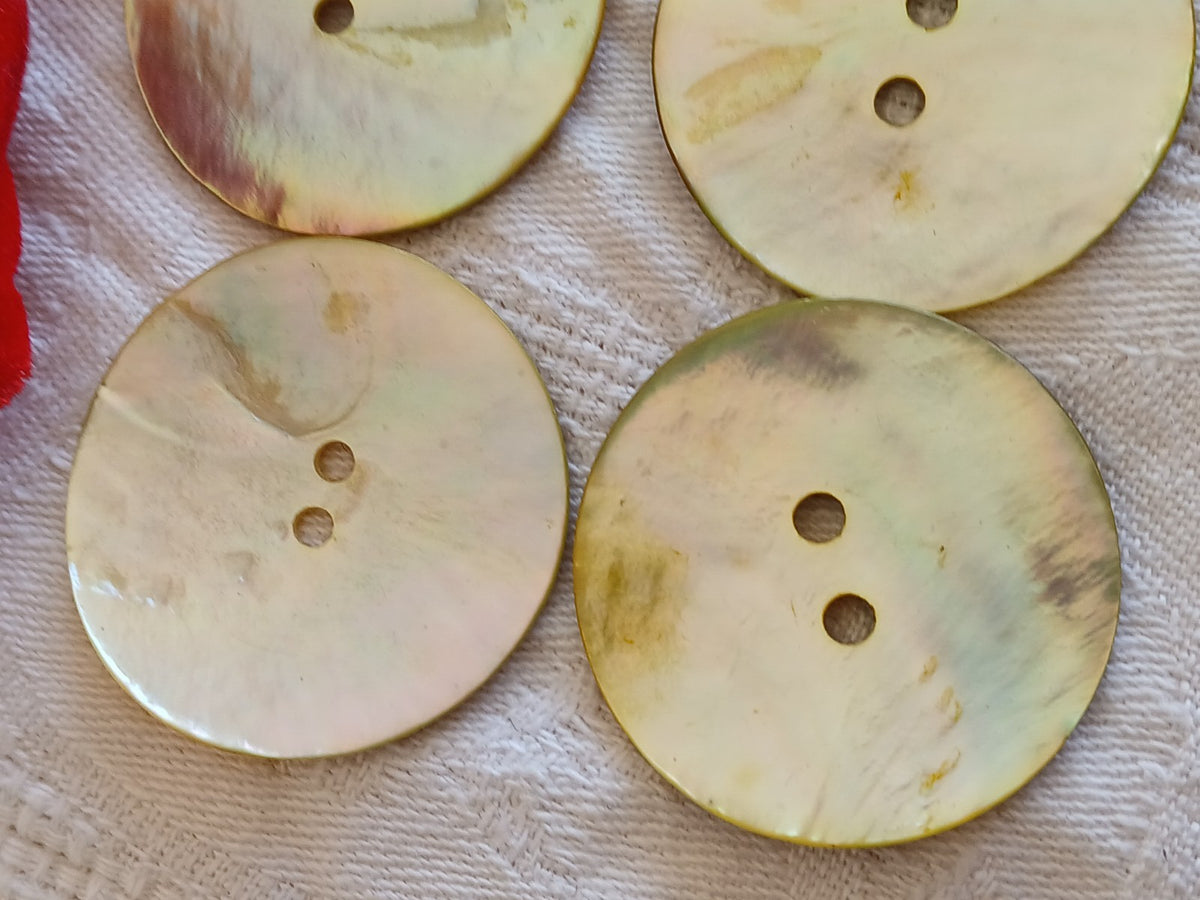 Lot 6 énormes boutons vintage en nacre jaune trous 3,4 cm ou 34 mm ref 6494