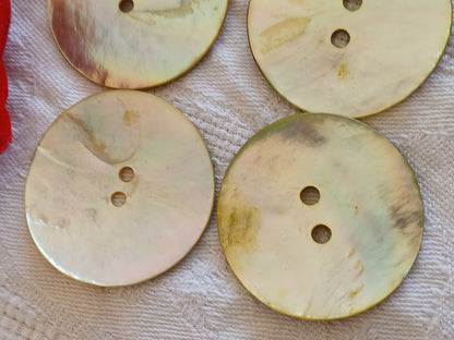 Lot 6 énormes boutons vintage en nacre jaune trous 3,4 cm ou 34 mm ref 6494