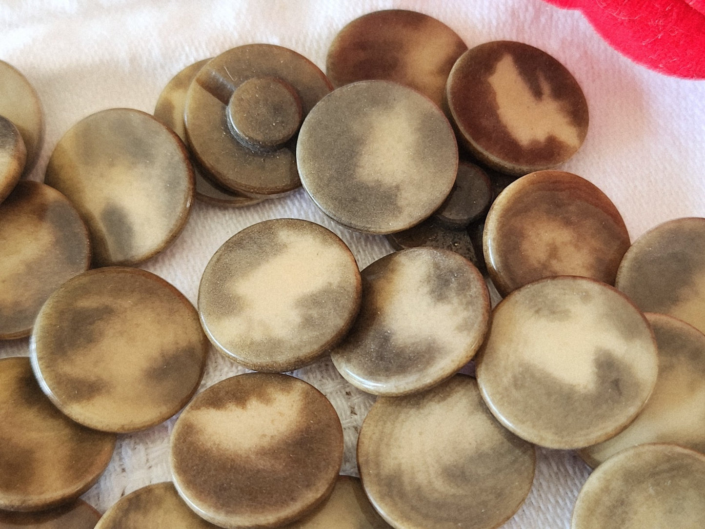 Lot 29 boutons anciens en corozo  marron panaché 1,5 cm ref 3857